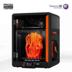 מדפסת תלת מימד של חברת PRUSA דגם COREONE. בתוך המדפסת דוגמא למודל תלת מימד מודפס