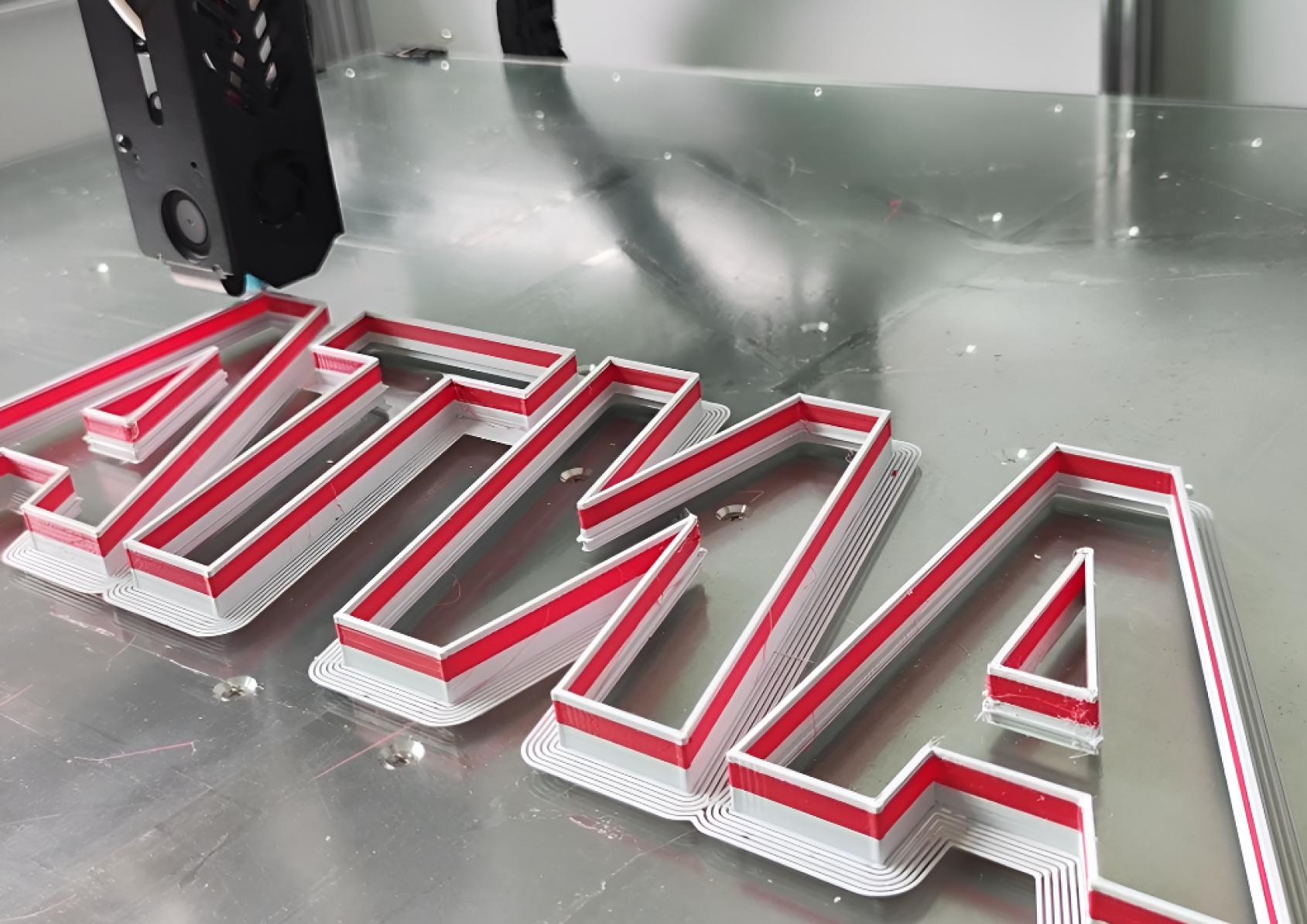 אותיות שמודפסות בתלת מימד לשלטים